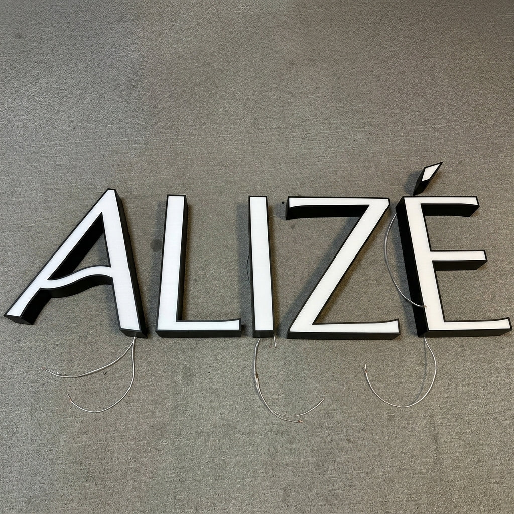 Enseigne à lettres en relief éclairée par l'avant