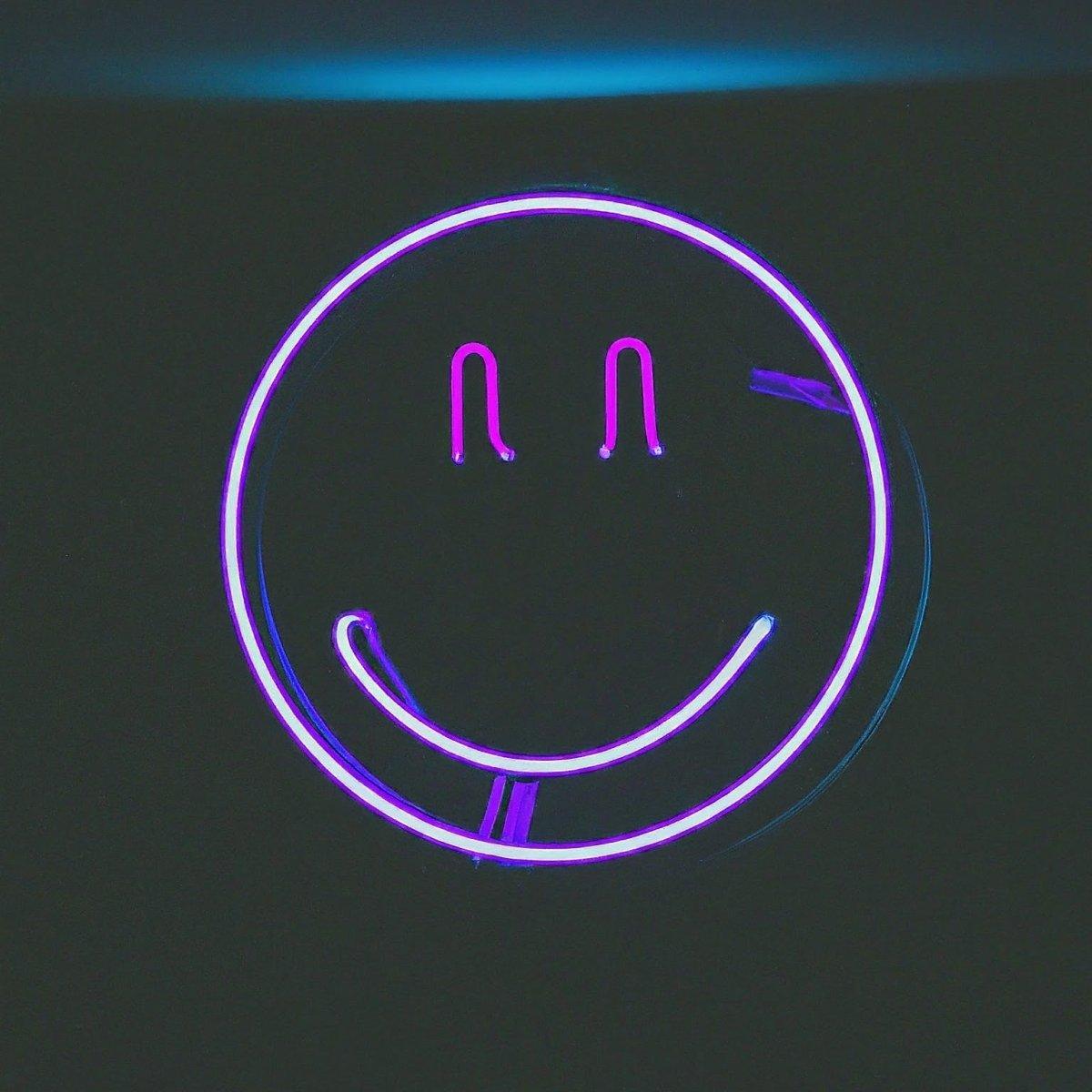 Smiley Face - Neonific - LED Neon Signs - 18" (46cm) - Indoors